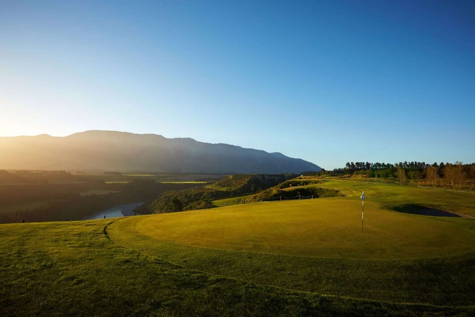 Sixteenth green with Mt Hutt views at Terrace Downs