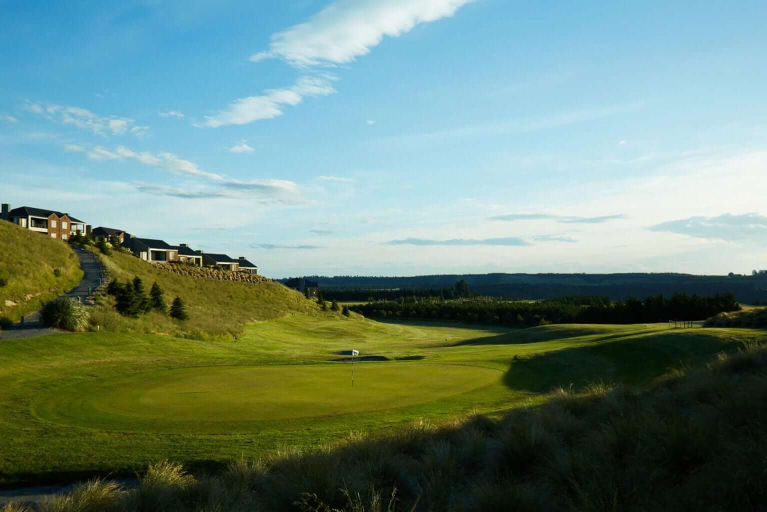 Eighteenth green with villa views at Terrace Downs Golf Resort